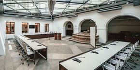 Tiskové konference poslaneckých klubů budou tlumočeny do českého znakového jazyka