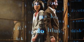 Představení 1984 ve Švandově divadle v Praze s titulky pro neslyšící